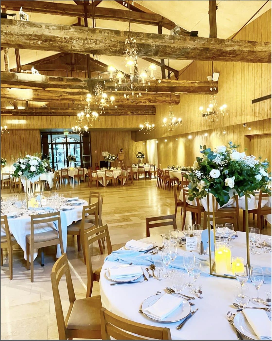 Instagram La Orana — Mariage, tables fleuries sous charpente