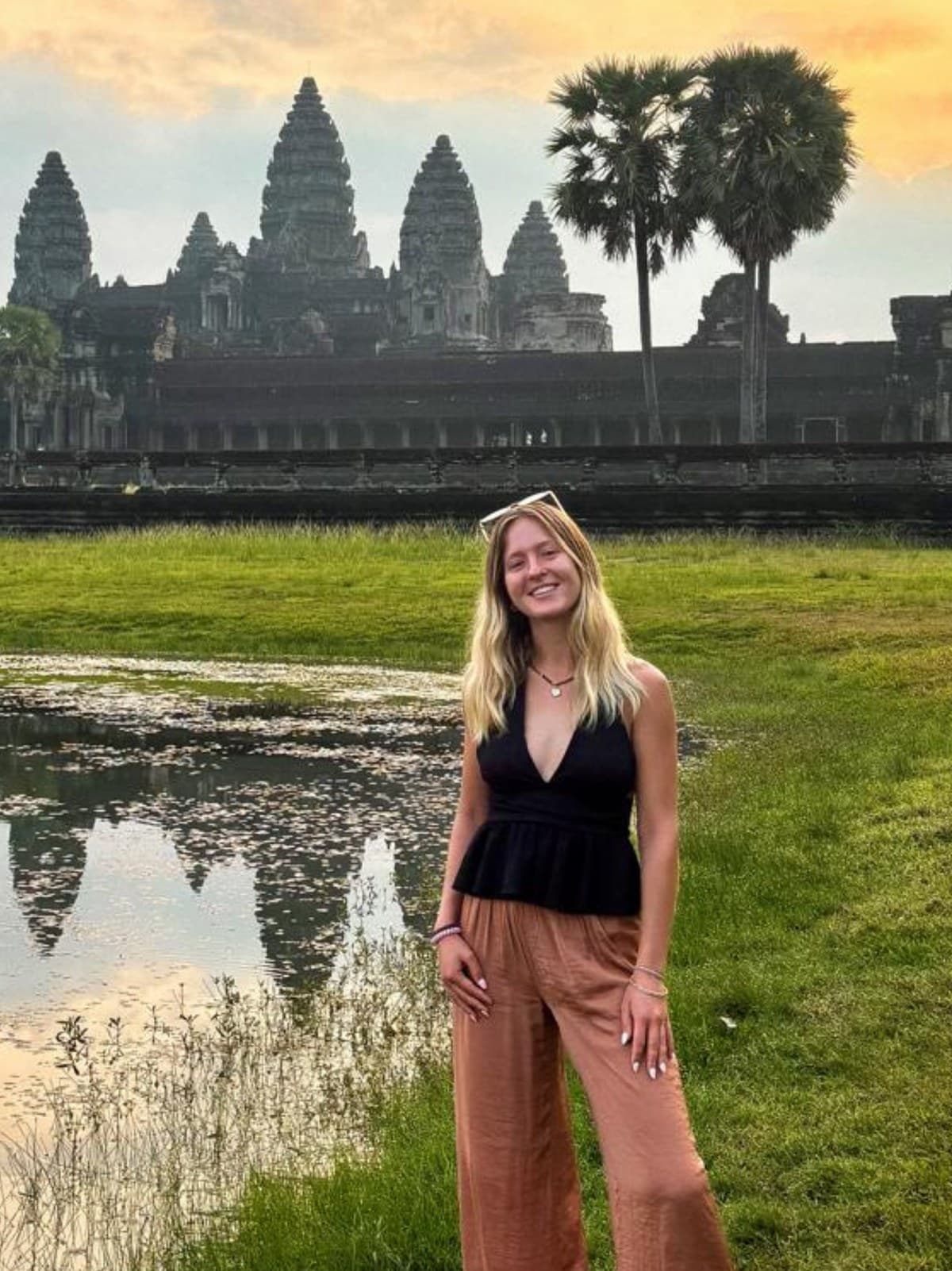 Adélie Lambert au lever du soleil devant Angkor Wat, Cambodge